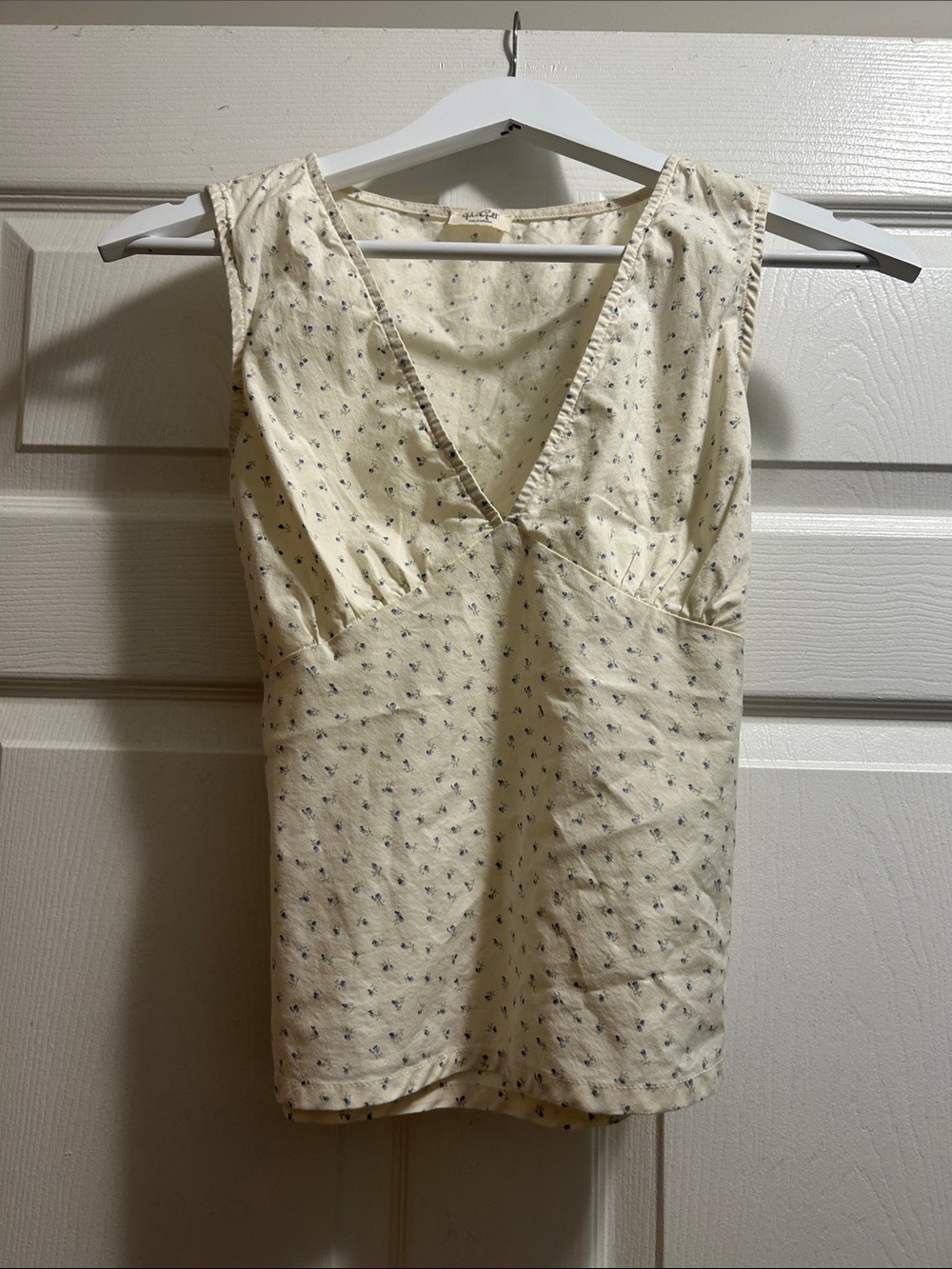 Brandy Melville Cream Floral V-Neck Sleeveless Top